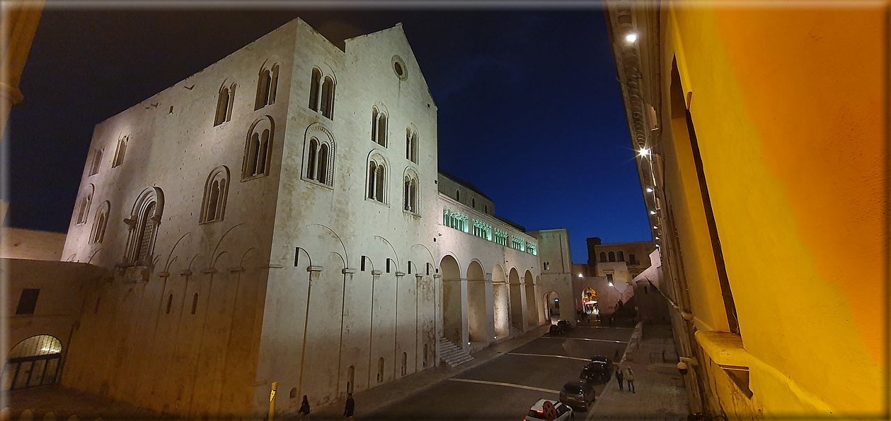 foto Bari di notte